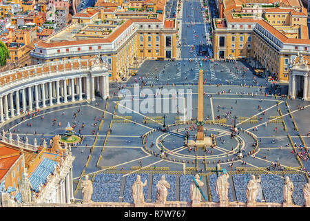 Vista del Vaticano e le statue sulla parte superiore della Basilica di San Pietro Foto Stock