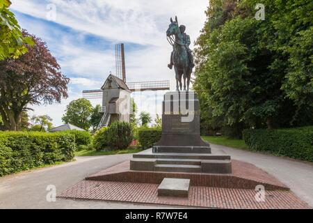 Francia, Nord, Fiandre, Cassel, villaggio preferito del francese 2018, statua equestre del maresciallo Foch e il mulino di Kastel Meulen Foto Stock