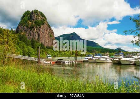 Beacon Hill Rock, Washington, Stati Uniti d'America - 24 Giugno 2012: barche ormeggiate sul Columbia River alla base del Beacon Rock nello Stato di Washington. Foto Stock