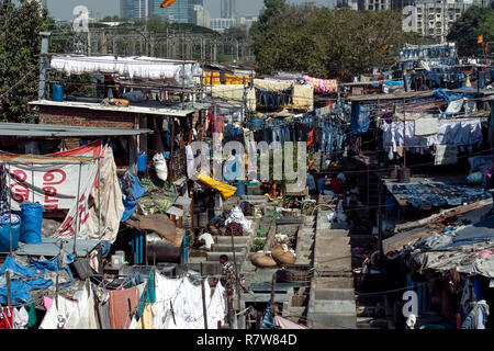 Servizio lavanderia da Mumbais alberghi e ospedali vengono lavati da dhobis nell'aria aperta chiamato laundromat Dhobi Ghat (Mahalaxmi Dhobi Ghat)in Mumbai, India. Foto Stock