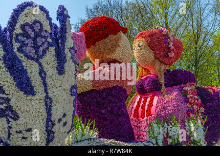 Il Bloemencorso Bollenstreek o annuali di Dutch Flower parade dove galleggianti sono interamente coperti di fiori e bulbi e viaggia da Noordwijk a Haarl Foto Stock