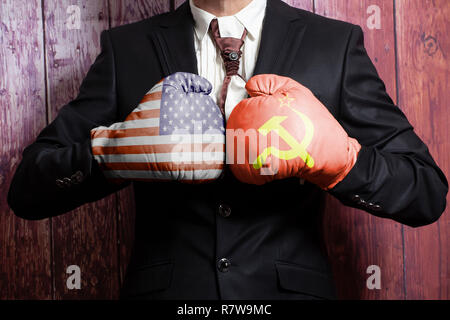 Imprenditore della boxe Guantoni boxe con USA e URSS bandiere. USA vs. URSS concetto su sfondo di legno Foto Stock