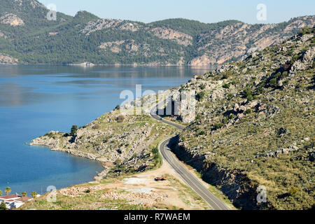 Strada costiera che conduce al villaggio di Selimiye sul Bozburun penisola nella Provincia di Mugla della Turchia. Foto Stock