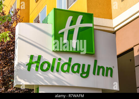 SEATTLE, WA, Stati Uniti d'America - Giugno 2018: Grande segno al di fuori del Holiday Inn a Seattle. Foto Stock