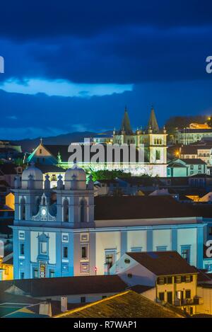 Portogallo Azzorre, l'isola di Terceira, Angra do Heroismo, elevati vista città con Igreja da Misericordia e Santissimo Salvador da sé le chiese, sera Foto Stock