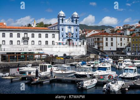 Portogallo Azzorre, l'isola di Terceira, Angra do Heroismo, Igreja da chiesa della Misericordia e la marina Foto Stock