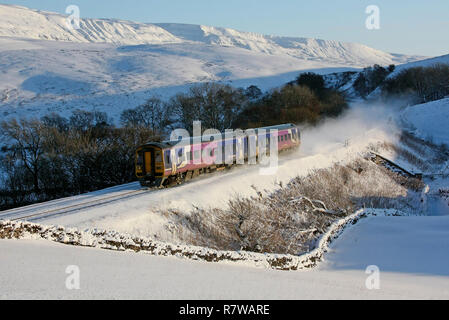 Un 158 passa Birkett con Leeds a Carlisle servizio nella neve. Foto Stock