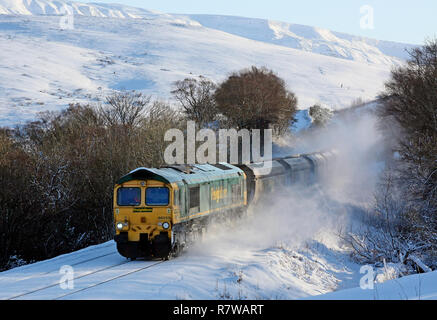 66555 Birkett passa con un Drax ai Killoch vuoto servizio di carbone nella neve. Foto Stock