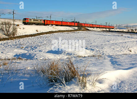 Trazione elettrica limitata passa 86701 Scout verde su 8.1.8 con un Warrington a Shieldmuir Royal Mail trascina di 325 unità. Foto Stock