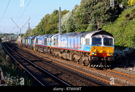 66411 e 66414 e due 37s pass Hest Banca con 6k73 Sellafield a Crewe pallone nucleare treno. Foto Stock