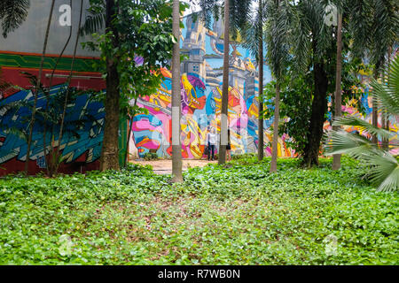 Aztec colorata carta murale. Haji Lane, quartiere arabo, Singapore, Sud-est asiatico. Foto Stock