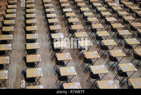 Sala esame istituito con sedie di plastica e scrivanie di legno Foto Stock