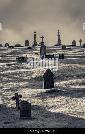 Vista sul vecchio graves al cimitero di mutandina a Merthyr Tydfil, Wales, Regno Unito Foto Stock