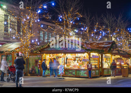 Luci festose di notte al mercatino di Natale nel centro della città di Southampton nel corso del mese di dicembre 2018, Inghilterra, Regno Unito Foto Stock