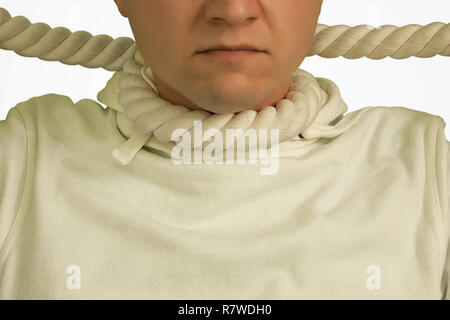 Un uomo con un loop da una corda intorno al suo collo in un maglione bianco su bianco sfondo isolato Foto Stock