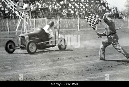 1940 - Midget racing al Fair Park Speedway di Dallas. La via era situato a nord-est del Cotton Bowl. Il segnalatore è stato Les Butler, via manager e promotore. Foto Stock