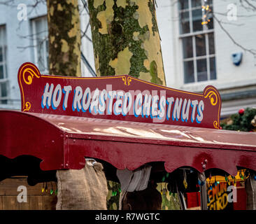 York, Regno Unito. 11 dicembre, 2018. Le castagne calde sono sempre una popolare attrazione per il Mercato di Natale nel centro di York che è diventata vittima del suo stesso successo con le denunce di sovraffollamento. Foto Fotografia Bailey-Cooper/Alamy Live News Foto Stock