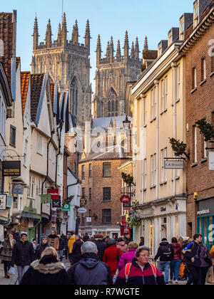 York, Regno Unito. 11 dicembre, 2018. Il Mercatino di Natale nel centro di York è diventata una vittima del suo stesso successo con le denunce di sovraffollamento. In altre parti della città vi è un buon footfall da acquirenti foto fotografia Bailey-Cooper/Alamy Live News Foto Stock