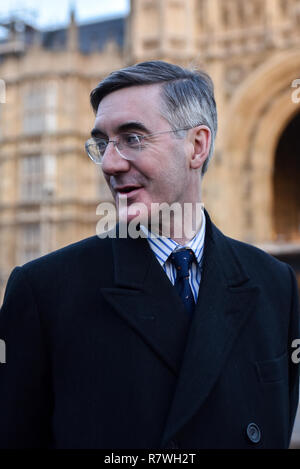 Houses of Parliament, Westminster, London, Regno Unito. 11 dicembre 2018. MP Giacobbe Rees-Mogg. I politici su college green il giorno del voto significativo. Credito: Matteo Chattle/Alamy Live News Foto Stock