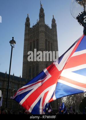 Londra, Regno Unito. 11 dicembre, 2018. A rimangono protester's Union Jack flag delle forme d'onda al di fuori della sede del parlamento di Westminster a Londra. Credito: Ben Slater/Alamy Live News Foto Stock