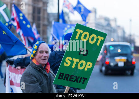 Londra, Regno Unito. 11 dicembre 2018. Un anti-Brexit onde dimostratore un segno di traffico passante al di fuori della Camera dei Comuni. Theresa Maggio, Primo Ministro, è touring capitali europee per cercare di rinegoziare l'accordo Brexit con l'Unione europea dopo la odierna significativa votazione da MP è stata differita. Credito: Stephen Chung / Alamy Live News Foto Stock