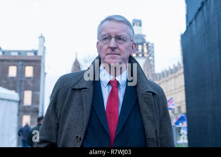 Londra, Regno Unito. 11 dicembre 2018. Hilary Benn MP per Leeds Central è visto in Westminster. Theresa Maggio, Primo Ministro, è touring capitali europee per cercare di rinegoziare l'accordo Brexit con l'Unione europea dopo la odierna significativa votazione da MP è stata differita. Credito: Stephen Chung / Alamy Live News Foto Stock