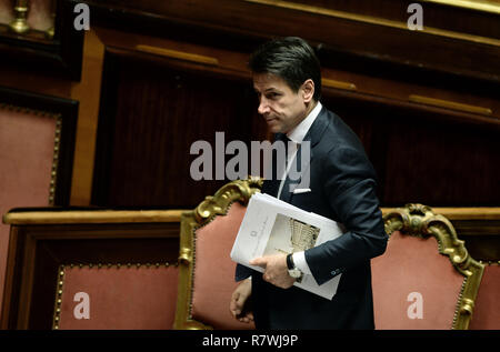 Roma, Italia. 11 dicembre, 2018. Senato politico. Dichiarazione del Primo Ministro Giuseppe Conte sul prossimo Consiglio europeo nel pic Giuseppe Conte Foto Stock