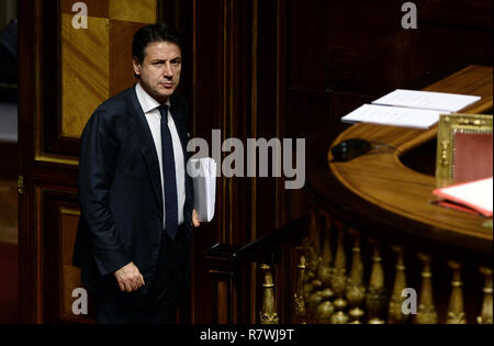 Roma, Italia. 11 dicembre, 2018. Senato politico. Dichiarazione del Primo Ministro Giuseppe Conte sul prossimo Consiglio europeo nel pic Giuseppe Conte Foto Stock