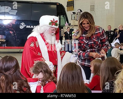 Washington DC, Stati Uniti d'America. Dicembre 11, 2018, Washington DC, Stati Uniti d'America: prima signora Melania Trump e Santa Claus per salutare i figli del personale militare durante l annuale giochi per i più piccoli sponsorizzato da US Marine Corps a base comune Andrews a Washington DC. Credito: Patsy Lynch/Alamy Live News Foto Stock