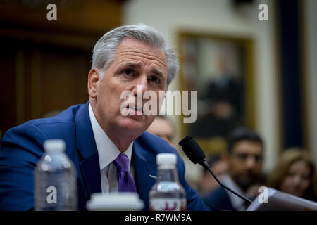 Washington, Distretto di Columbia, Stati Uniti d'America. Undicesimo Dec, 2018. Casa maggioranza Leader KEVIN MCCARTHY (-CA) introduce SUNDAR PICHAI, CEO di Google, a testimoniare davanti la casa Comitato Giudiziario, Dicembre 11, 2018 Credit: Douglas Christian/ZUMA filo/Alamy Live News Foto Stock