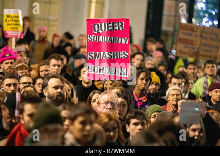 Londra, Regno Unito. Undicesimo Dec, 2017. Gli attivisti Queer visto con in mano una "solidarietà Queer Smashes frontiere' cartellone durante la protesta.i manifestanti radunati fuori l'Home Office di Londra per visualizzare la loro rabbia per il verdetto dei '˜Stanstead 15'. Il Stanstead 15 sono 15 attivisti politici che hanno bloccato il decollo di un immigrazione distacco volo charter a Stanstead Airport nel marzo 2017. Da allora essi hanno stato condannato per un reato di aviazione sotto la legislazione antiterrorismo. Credito: Ryan Ashcroft/SOPA Immagini/ZUMA filo/Alamy Live News Foto Stock