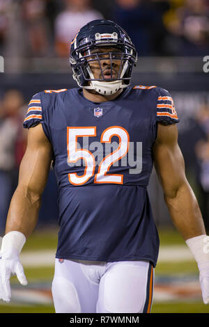 Chicago, Illinois, Stati Uniti d'America. 09Dec, 2018. - Porta #52 Khalil Mack si prende una pausa durante il gioco di NFL tra il Los Angeles Rams e Chicago Bears al Soldier Field di Chicago, IL. Fotografo: Mike Wulf Credito: csm/Alamy Live News Foto Stock