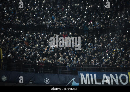 Milano, Italia. 11 dicembre, 2018. Inter sostenitori nell'inter a nord si erge curva nord prima della UEFA Champions League Football Match, Inter Milan vs PSV Eindhoven a San Siro Meazza a Milano il 11 dicembre 2018 Credit: Piero Cruciatti/Alamy Live News Foto Stock