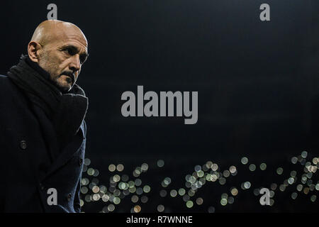 Milano, Italia. 11 dicembre, 2018. Il team manager Luciano Spalletti (Inter) si affaccia sulla prima che la UEFA Champions League Football Match, Inter Milan vs PSV Eindhoven a San Siro Meazza a Milano il 11 dicembre 2018 Credit: Piero Cruciatti/Alamy Live News Foto Stock