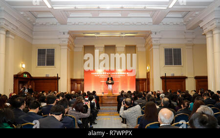 Londra, Gran Bretagna. Undicesimo Dec, 2018. Ambasciatore cinese per il Regno Unito Liu Xiaoming risolve l'apertura della mostra fotografica per celebrare il quarantesimo anniversario della riforma e apertura della Cina a Londra, Gran Bretagna, a Dic. 11, 2018. Oltre un centinaio di studiosi, funzionari e i business leader nel Regno Unito hanno aderito all'ambasciata cinese a celebrare il quarantesimo anniversario della Cina di riforma e apertura fino a una mostra fotografica presso la Central Hall Westminster. Credito: Han Yan/Xinhua/Alamy Live News Foto Stock