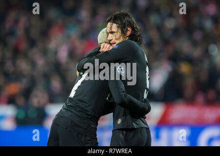 Rajko Mitic Stadium, Belgrado, Serbia. Undicesimo Dec, 2018. Edinson Cavani di Parigi Saint-Germain punteggio celebra il suo obiettivo con Kylian Mbappe di Parigi Saint-Germain nel decimo minuto per 0-1 Credito: Nikola Krstic/Alamy Live News Foto Stock