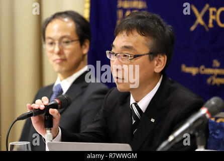 Tokyo, Giappone. 12 Dic, 2018. Japan Aerospace Exploration Agency (JAXA) vice presidente Hitoshi Kuninaka (R) e JAXA's Hayabusa2 project manager Yuichi Tsuda (L) parlare situazione aggiornata sulla Hayabusa2's missione di sondare un asteroide Ryugu a corrispondenti stranieri' Club del Giappone a Tokyo il Mercoledì, 12 dicembre 2018. Hayabusa2 inviato piccola rover robotici su Ryugu per trovare una buona superficie per lo sbarco nel settembre ma hanno rinviato lo sbarco di veicoli spaziali per trovare posto migliore per toccare il punto su Ryugu. Credito: Yoshio Tsunoda/AFLO/Alamy Live News Foto Stock