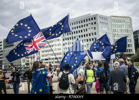 Gli attivisti Anti-Brexit prendere parte nel marzo contro Brexit nella parte anteriore di Unione europea con sede a Bruxelles, in Belgio, il 05.09.2017 da Wiktor Dabkowski | Utilizzo di tutto il mondo Foto Stock