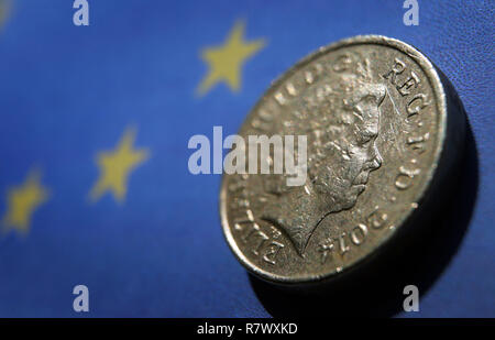 Kempten, Germania. 2 apr, 2017. Illustrazione - una libbra di moneta giace su di una bandiera europea, fotografato a Kempten, Germania, 2 aprile 2017. Credito: Karl-Josef Hildenbrand/dpa | in tutto il mondo di utilizzo/dpa/Alamy Live News Foto Stock