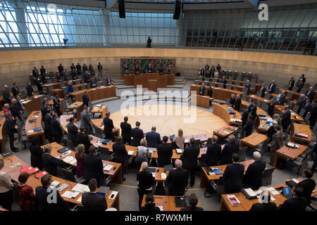 12 dicembre 2018, della Renania settentrionale-Vestfalia, Düsseldorf: durante la sessione della Dieta, i deputati del Parlamento di stand in plenaria per un minuto di silenzio in memoria delle vittime dell attacco a Strasburgo. Domestico, polizia, asilo e medici del paese. Questi sono gli argomenti che il Nord Rhine-Westphalian membro il parlamento sta discutendo nella penultima sessione prima di Natale. Foto: Federico Gambarini/dpa Foto Stock