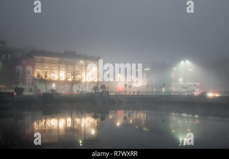 La città di Cork, Cork, Irlanda. Dodicesimo Dicembre, 2018. Una Vista nebbiosa della nuova Maldron Hotel sulla South Mall, il sughero Credito: David Creedon/Alamy Live News Foto Stock