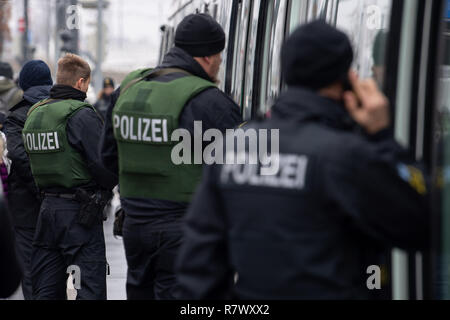 Kehl, Germania. 12 Dic, 2018. Gli ufficiali di polizia verificare un tram da Strasburgo dopo un attacco in Strasbourg Christmas market area. L'anti-terrorismo gli specialisti di Parigi ufficio del procuratore generale hanno preso nel corso dell'inchiesta. Credito: Sebastian Gollnow/dpa/Alamy Live News Foto Stock