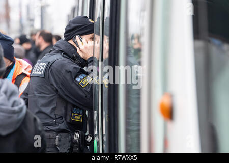 Kehl, Germania. 12 Dic, 2018. Gli ufficiali di polizia verificare un tram da Strasburgo dopo un attacco in Strasbourg Christmas market area. L'anti-terrorismo gli specialisti di Parigi ufficio del procuratore generale hanno preso nel corso dell'inchiesta. Credito: Sebastian Gollnow/dpa/Alamy Live News Foto Stock