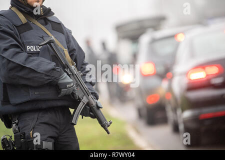 Kehl, Germania. 12 Dic, 2018. Gli ufficiali di polizia ispezionare un attacco nella zona di Strasbourg Christmas market auto da Strasburgo. L'anti-terrorismo gli specialisti di Parigi ufficio del procuratore generale hanno preso nel corso dell'inchiesta. Credito: Sebastian Gollnow/dpa/Alamy Live News Foto Stock