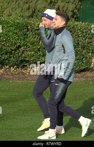 Cobham, Surrey, Regno Unito. 12 dic 2018. Chelsea Football Club di allenamento, Cobham, Surrey UK Chelsea Football Club i giocatori in formazione per il loro match finale della fase di gruppo in Europa League contro MOL Vidi di Ungheria, qui Jorginho e Danny Drinkwater sgare uno scherzo Credito: Motofoto/Alamy Live News Foto Stock