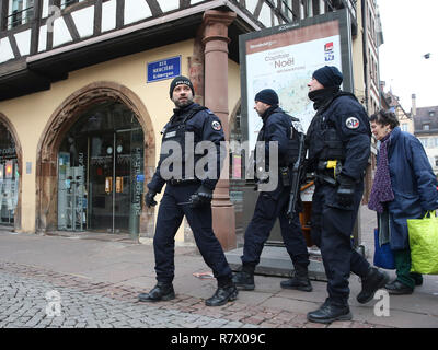 Strasburgo, Francia. 12 Dic, 2018. Pattuglia di poliziotti nel centro di Strasburgo, Francia il 12 dicembre, 2018. La polizia francese sta cercando un pistolero dopo che ha ucciso almeno quattro persone e il ferimento di 13 altri martedì sera vicino ad un mercatino di Natale a Strasburgo il confine tedesco. Credito: Voi Pingfan/Xinhua/Alamy Live News Foto Stock