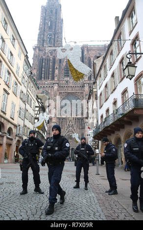 Strasburgo, Francia. 12 Dic, 2018. Pattuglia di poliziotti nel centro di Strasburgo, Francia il 12 dicembre, 2018. La polizia francese sta cercando un pistolero dopo che ha ucciso almeno quattro persone e il ferimento di 13 altri martedì sera vicino ad un mercatino di Natale a Strasburgo il confine tedesco. Credito: Voi Pingfan/Xinhua/Alamy Live News Foto Stock