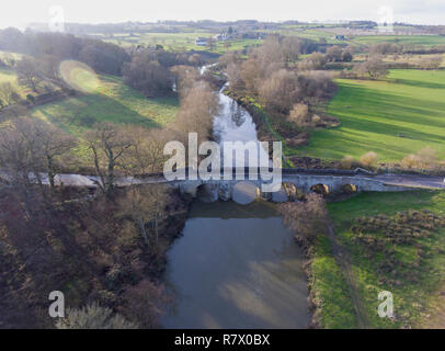 Teston, nr Maidstone, Kent, Regno Unito. Il 12 dicembre 2018. Basso sole invernale dipinge il ponte medievale, fiume Medway e campi locali golden nonostante la temperatura gelida. Guerra Unseasonalbly meteo significa il sembra più un autunno di inverno qui. Credito: Matthew Richardson/Alamy Live News Foto Stock