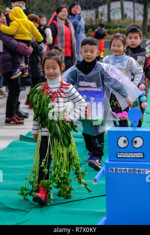 Changxing cinese della provincia dello Zhejiang. 12 Dic, 2018. I bambini di un Asilo locale prendere parte in un eco fashion show durante una coscienza ambientale attività Qingcaowu nel villaggio di Lijiaxiang township di Changxing County, Huzhou, est della Cina di Provincia dello Zhejiang, Dic 12, 2018. Credito: Xu Yu/Xinhua/Alamy Live News Foto Stock