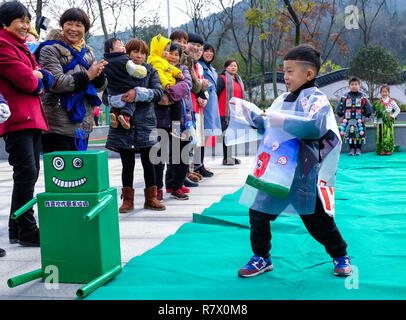 Changxing cinese della provincia dello Zhejiang. 12 Dic, 2018. I bambini di un Asilo locale prendere parte in un eco fashion show durante una coscienza ambientale attività Qingcaowu nel villaggio di Lijiaxiang township di Changxing County, Huzhou, est della Cina di Provincia dello Zhejiang, Dic 12, 2018. Credito: Xu Yu/Xinhua/Alamy Live News Foto Stock